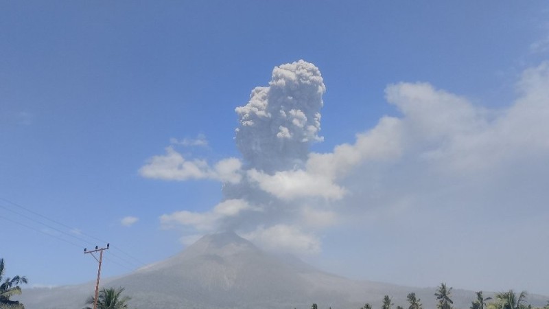 印尼勒沃托比火山喷发 火山灰柱达2500米