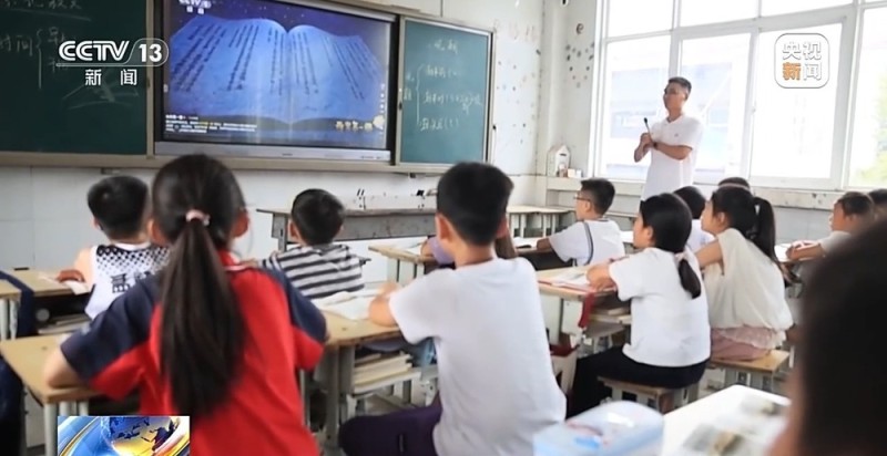 全国最美教师任明杰扎根乡村 百万字从教日记见证十年蜕变