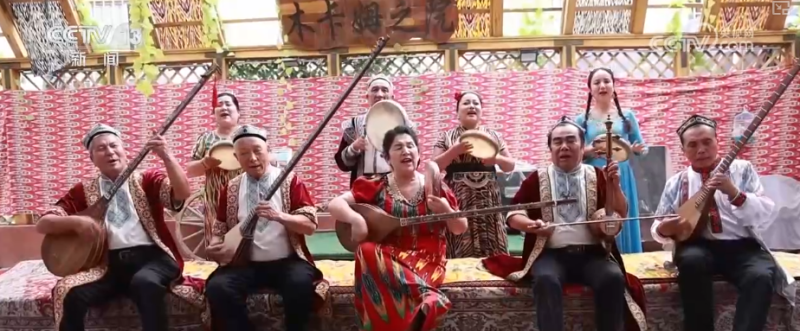 砥砺奋进七十载  天山南北谱华章丨文化“活了”、游客多了  老城“出圈”乐舞欢歌迎客来