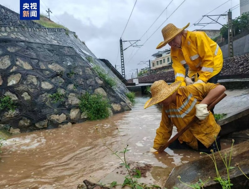台风“桦加沙”影响减弱 国铁广州局紧急加开21趟列车