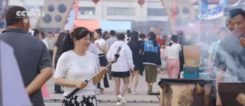 砥砺奋进七十载  天山南北谱华章  |  贫困村→小康村  各民族携手一心共筑富裕路