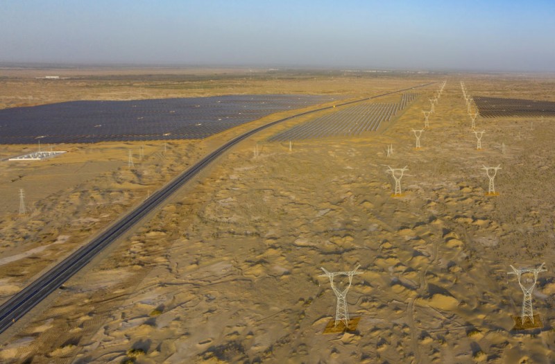 潮涌新疆70年 风光新涌：绿电“追风逐日” 点亮万家灯火