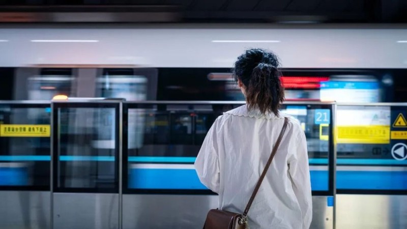 未等乘客下车就挤进地铁，老人被撞成十级伤残，责任如何划分？