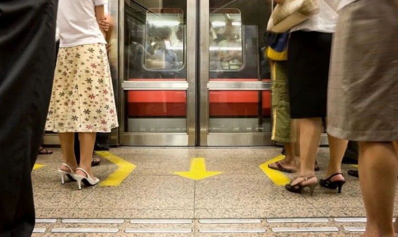 未等乘客下车就挤进地铁，老人被撞成十级伤残，责任如何划分？