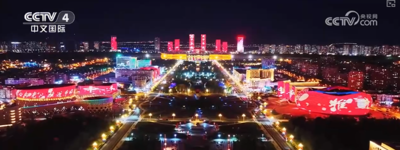 “满城红”国庆氛围拉满 城市街区换上节日“盛装”处处洋溢喜庆祥和氛围