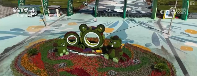 “满城红”国庆氛围拉满 城市街区换上节日“盛装”处处洋溢喜庆祥和氛围