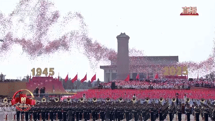 放飞和平鸽 纪念大会在《歌唱祖国》大合唱中圆满结束