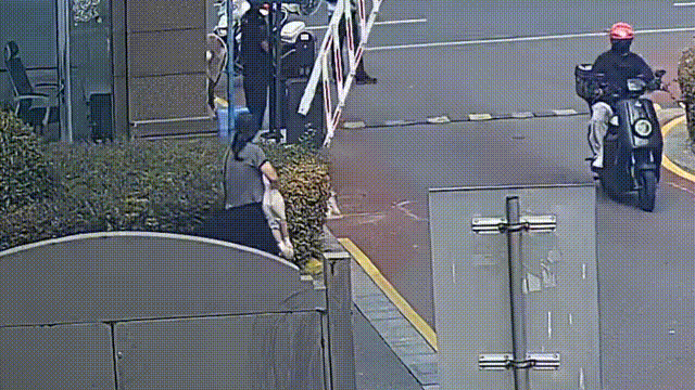 “去医院就晚了！快把孩子给我！”