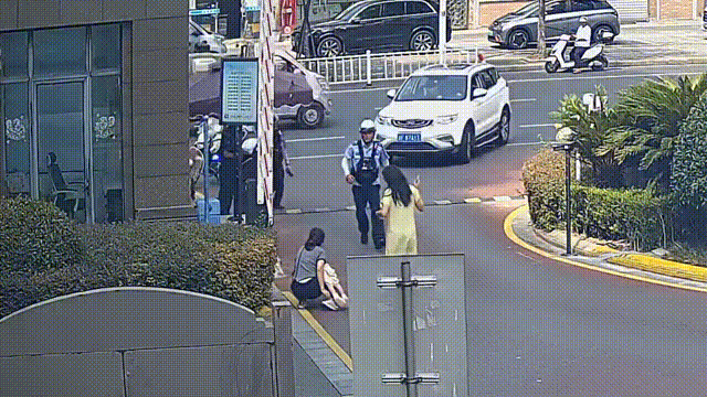 “去医院就晚了！快把孩子给我！”