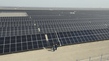 潮涌新疆70年 风光新涌：绿电“追风逐日” 点亮万家灯火