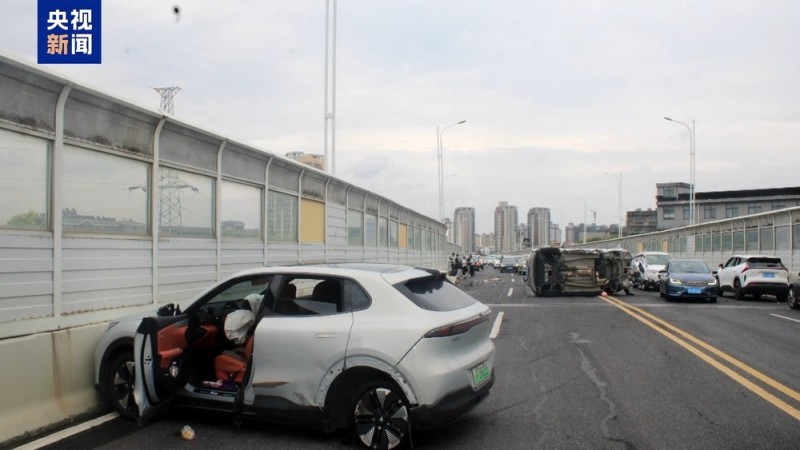 法治在线丨分心驾驶如“玩命” 假期出行莫侥幸