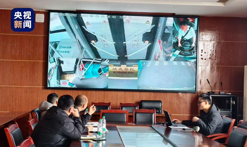 突发！公交司机被玻璃渣刺伤双目，极限操作救下一车人