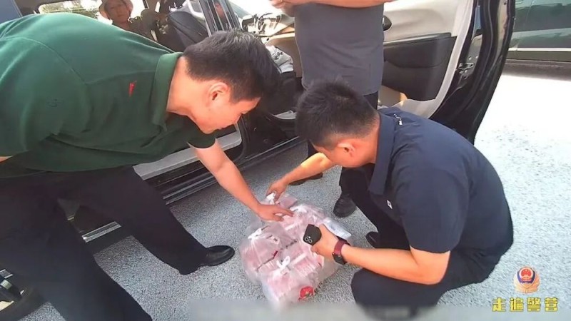 女子带220万现金买船，民警突然出现……