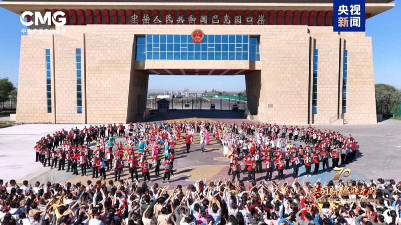 总台“心连心”艺术团赴新疆演出，今晚播出！