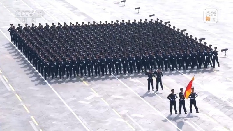 焦点访谈丨阅兵场上步履铿锵 徒步方队如何做到整齐划一？