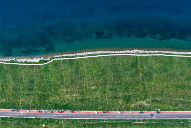 砥砺奋进七十载 天山南北谱华章｜新疆赛里木湖：绘就生态旅游新图景