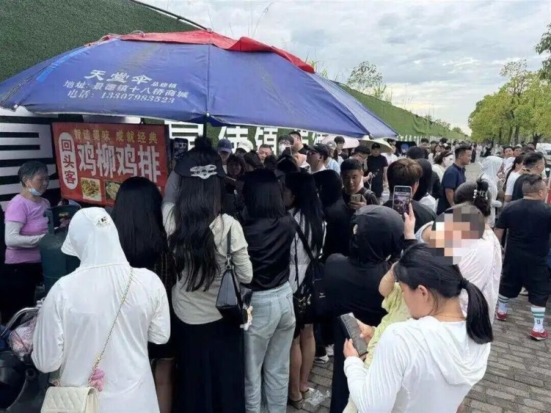 又见“因一人火一城”！“鸡排哥”走红背后的老问题