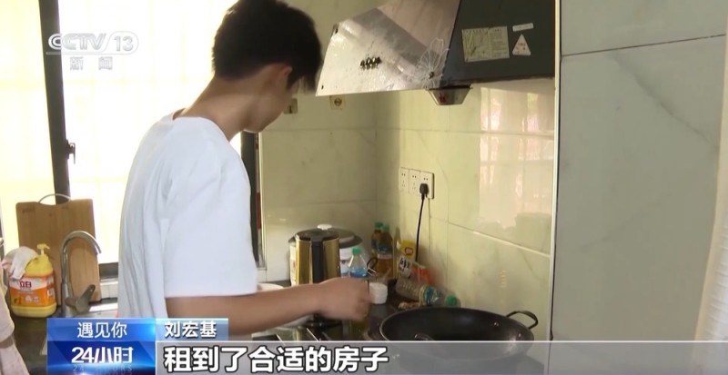 遇见你丨用坚韧扛起一个家 江西18岁少年带着瘫痪父亲上大学
