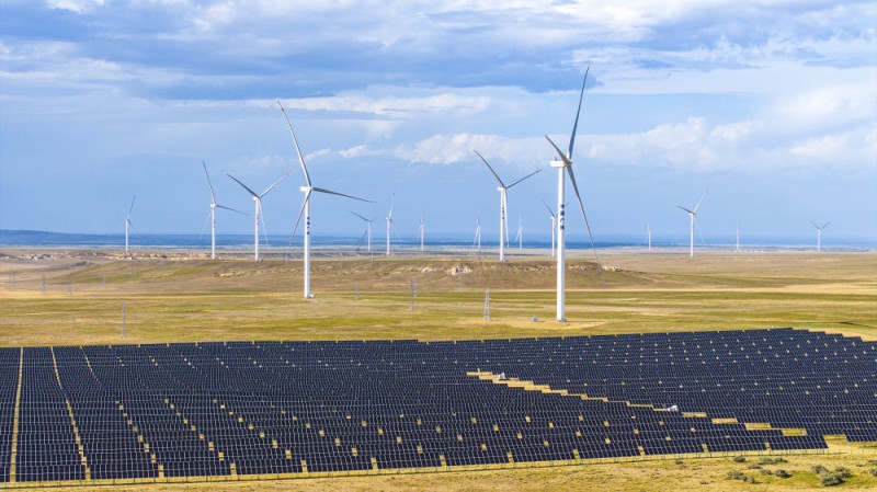 潮涌新疆70年 风光新涌：绿电“追风逐日” 点亮万家灯火