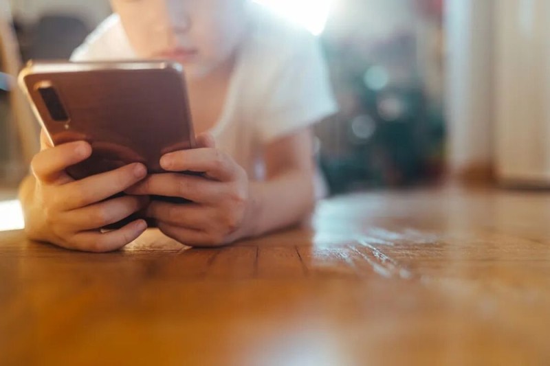 5岁男童近视近1000度，不可逆转！这个习惯害了他