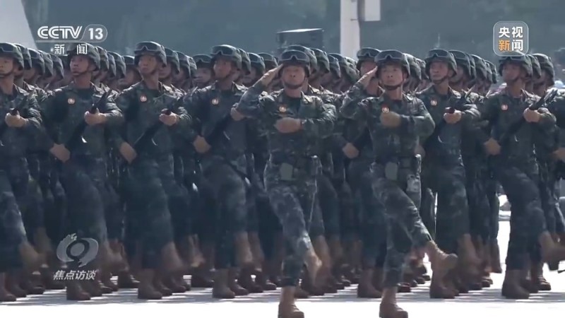 焦点访谈丨阅兵场上步履铿锵 徒步方队如何做到整齐划一？