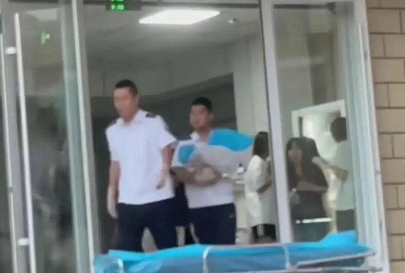 看丹观察丨大二女生在宿舍分娩，谁该反思？