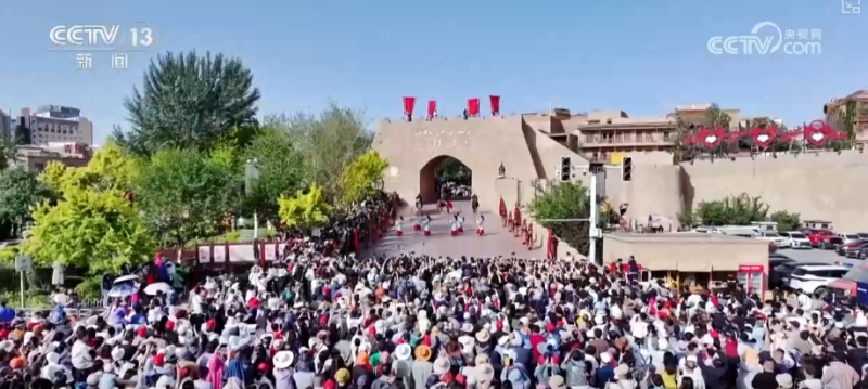砥砺奋进七十载  天山南北谱华章丨文化“活了”、游客多了  老城“出圈”乐舞欢歌迎客来