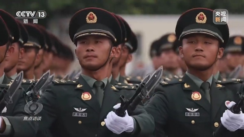 焦点访谈丨阅兵场上步履铿锵 徒步方队如何做到整齐划一？