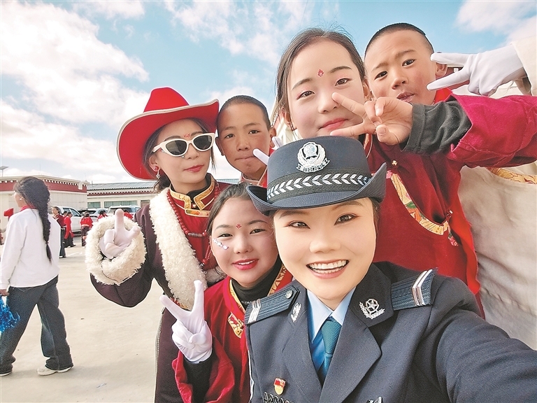 “穿警服的老师”与边关儿童的双向奔赴