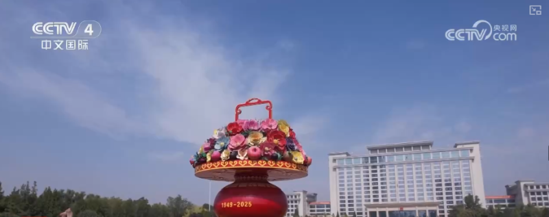 “满城红”国庆氛围拉满 城市街区换上节日“盛装”处处洋溢喜庆祥和氛围