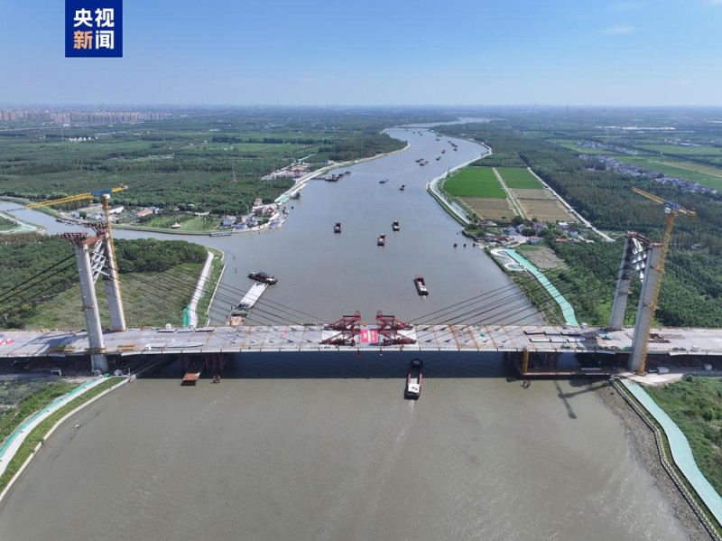 上海黄浦江上首座大跨径自锚式悬索桥合龙
