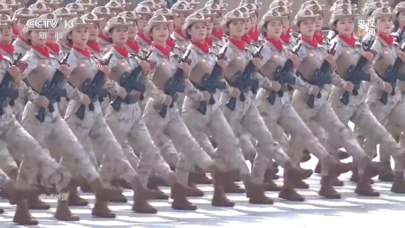 焦点访谈丨阅兵场上步履铿锵 徒步方队如何做到整齐划一？