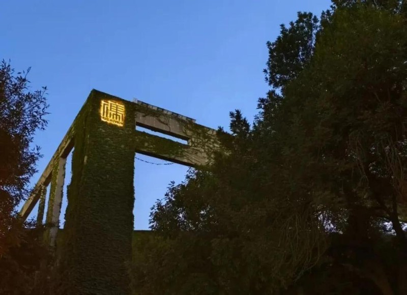 韩美林雕塑《天马》“从天而降”，  昂首伫立天津大学冯骥才文学艺术研究院博物馆主入口