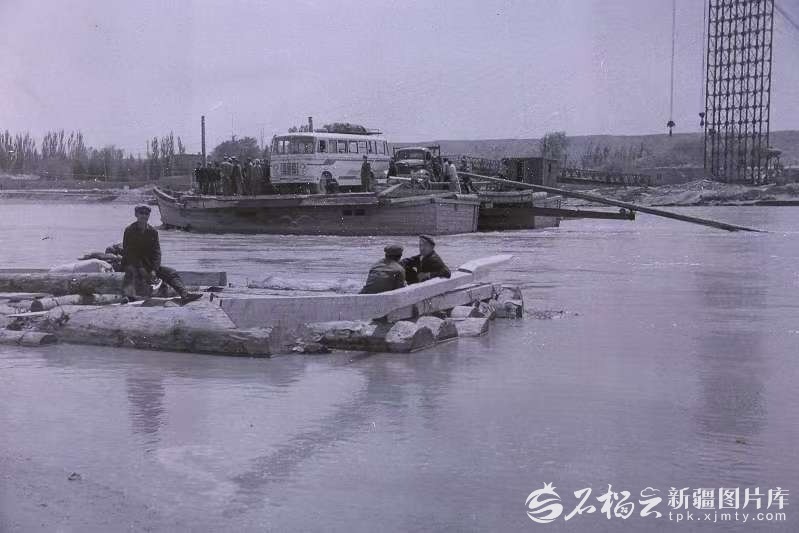 照片里的新疆（11）｜伊犁河：从木船摆渡到“7桥飞跨”