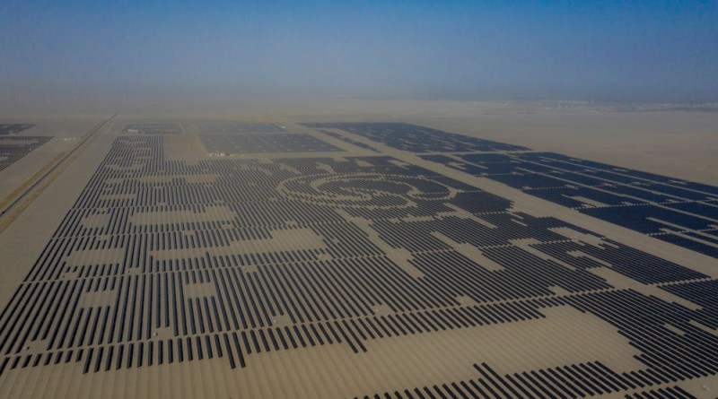 潮涌新疆70年 风光新涌：绿电“追风逐日” 点亮万家灯火