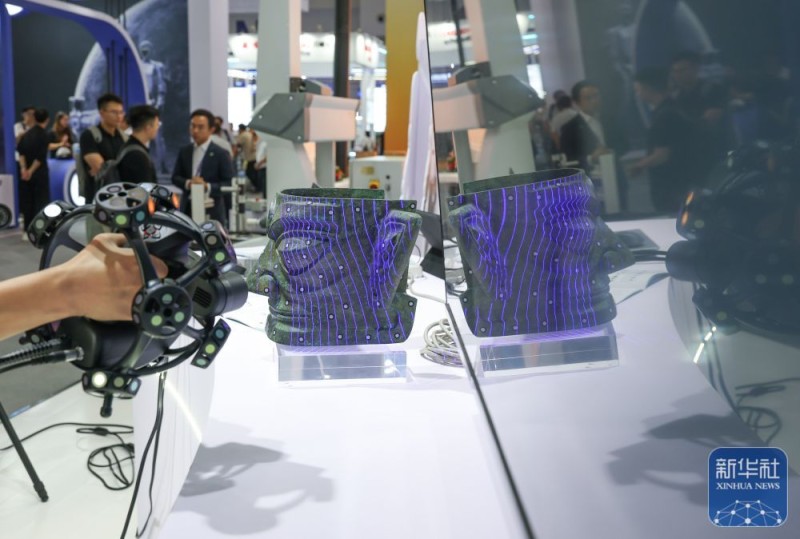 新华全媒+丨智博会上看“智造”