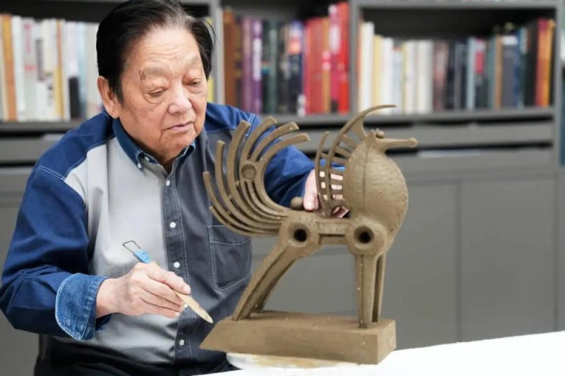 韩美林雕塑《天马》“从天而降”，  昂首伫立天津大学冯骥才文学艺术研究院博物馆主入口
