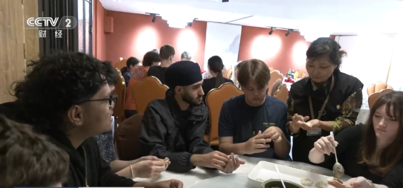 从观光到体验 “中国游”呈现多元魅力 宝藏小城成外国游客“新宠”