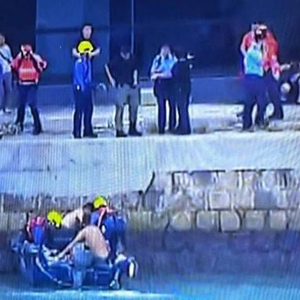 疑追风观浪，香港柴湾一家三口被卷入海，母子不省人事送院