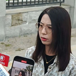 崔丽丽身穿遭性侵当日的衣服，与丈夫十指相扣出庭：这身行头曾是耻辱，如今是战袍！姚晨发声