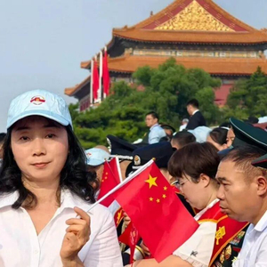 她替儿子现场观礼九三阅兵！