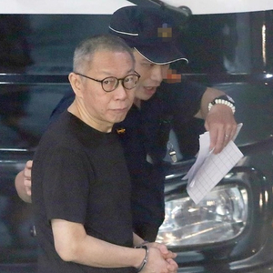 柯文哲交保回家 佩戴电子脚环获释