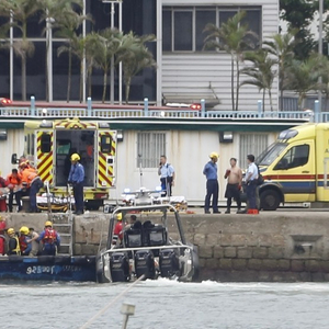 香港一家四口台风观浪 母子被海浪卷走 父亲下水救人也被送医