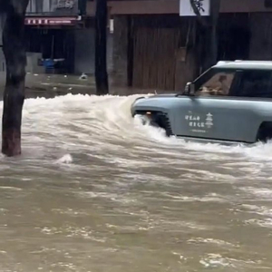 珠海一司机台风天当街驾车玩水造浪，水浪冲破多家店铺玻璃、卷闸门，商家：损失挺大