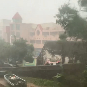 台风“桦加沙”在海陵岛登陆！当地居民：大风吹到耳鸣、好多街道都泡水了