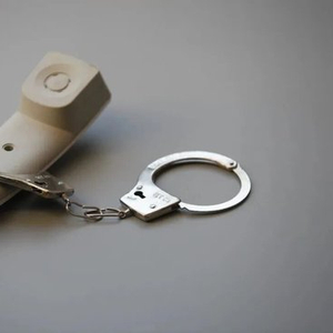 原国家部委工作人员张某某因间谍罪等被判死缓，国安部披露：与外国政府女官员成情人，生下2个私生子，私存单位5200份文件