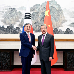 王毅同韩外长会谈：哀悼英雄海警，中韩之间有很多感人故事！