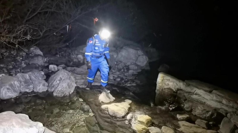 6人走“逃票线路”被困 迷路看影子也能辨方向 登山安全指南→