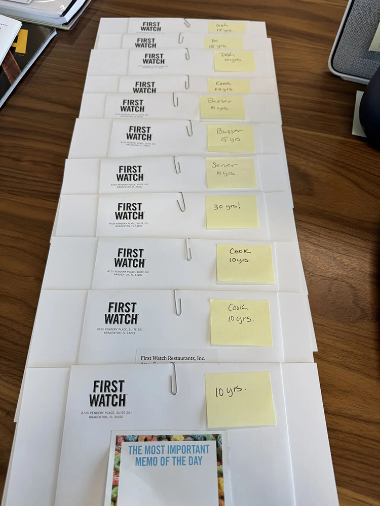 这位CEO写下过500封感谢信,还坚持在员工休息室用餐