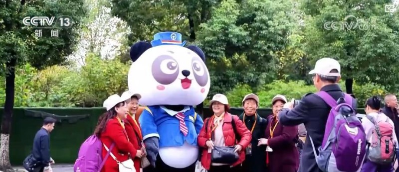 秋季文旅消费热力十足:银发专列跨省游与城市赏秋经济双双升温